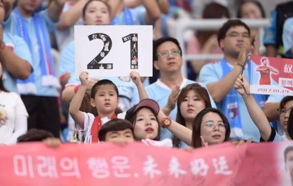  朗斯球迷抗议票价上涨，俱乐部承诺改善服务  